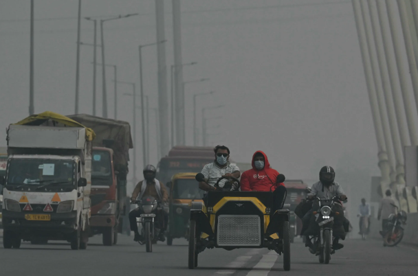 New Delhi, Ấn Độ, trong điều kiện sương mù dày đặc vào ngày 9 tháng 11 năm 2023. Ảnh: AFP