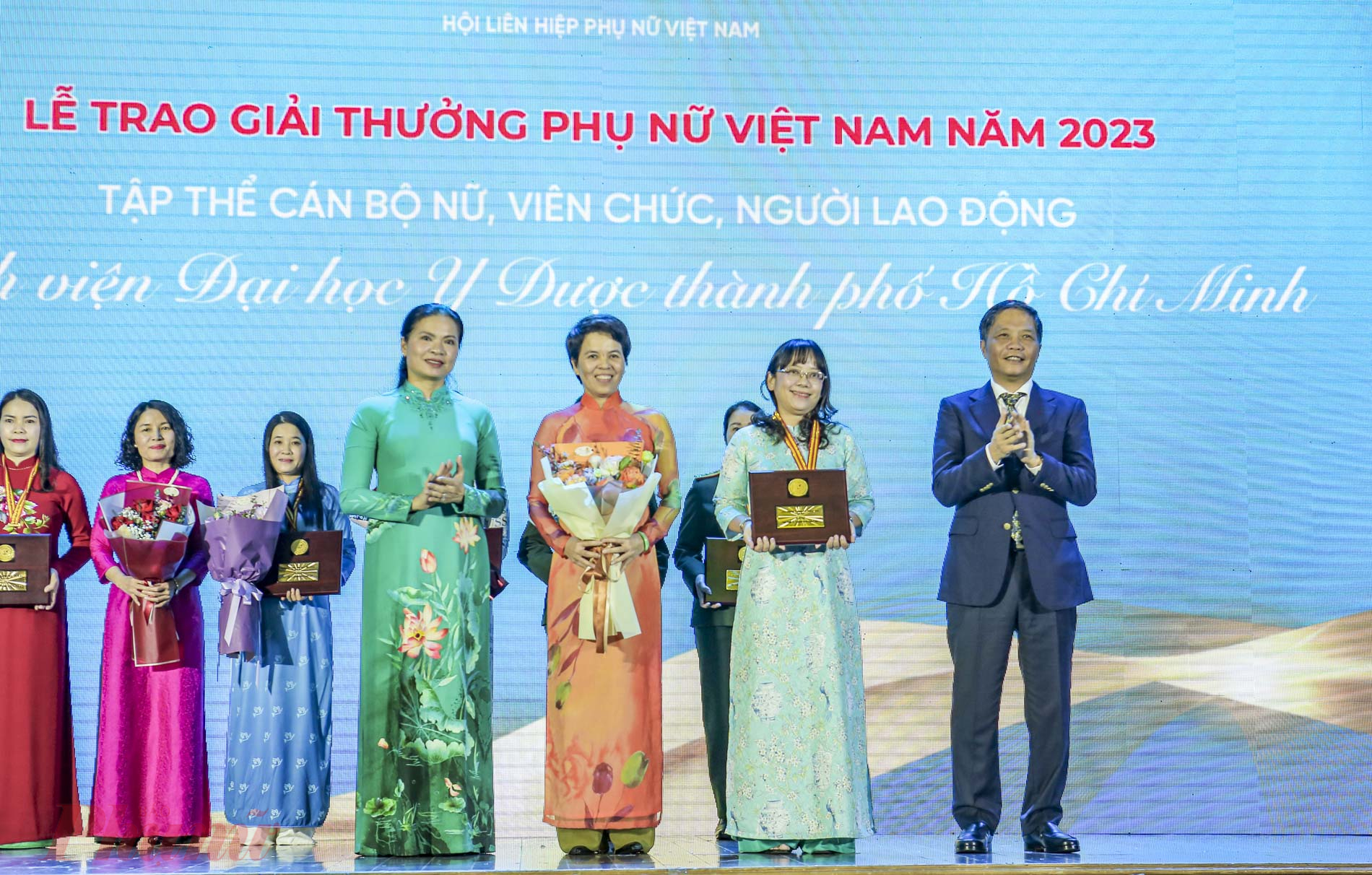 Tập thể cán bộ nữ, viên chức, người lao động Bệnh viện Đại học Y Dược thành phố Hồ Chí Minh nhận giải thưởng Phụ nữ Việt Nam năm 2023.