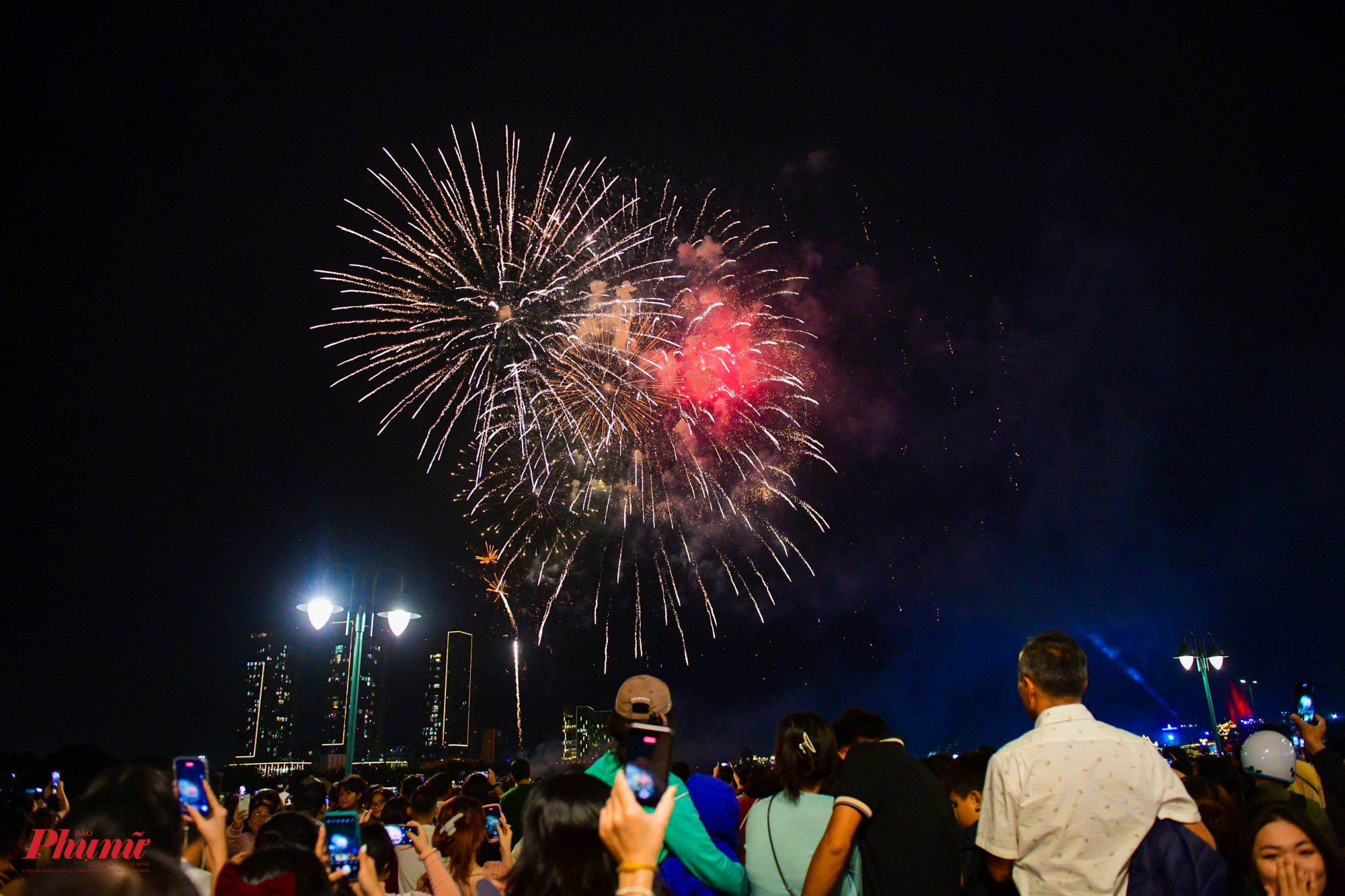 ất đông người dân đã tập trung về Công viên Bạch Đằng để thưởng lãm pháo hoa dịp Tết Dương lịch 2023