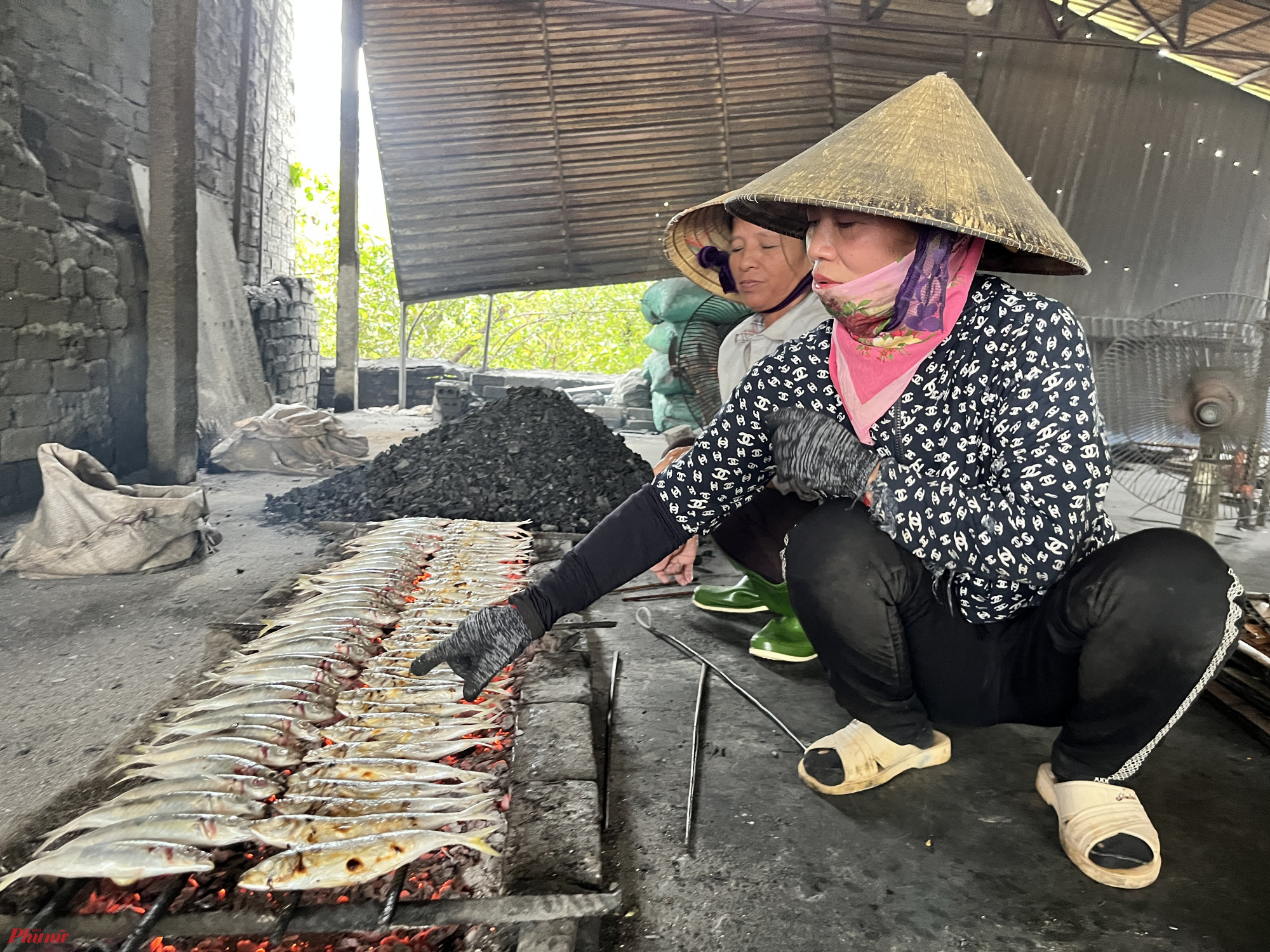 Chị Nguyễn Thị Long (42 tuổi) cho hay, nghề nướng cá có từ bao giờ, không ai nhớ nhưng đây được coi là nghề mẹ truyền con nối. Cũng bởi công việc cần sự chịu khó, tỉ mỉ nên lao động trong lĩnh vực này phần lớn là phụ nữ. Mỗi tháng nướng cá thuê, chị Long được chủ lò trả công 8 triệu đồng.