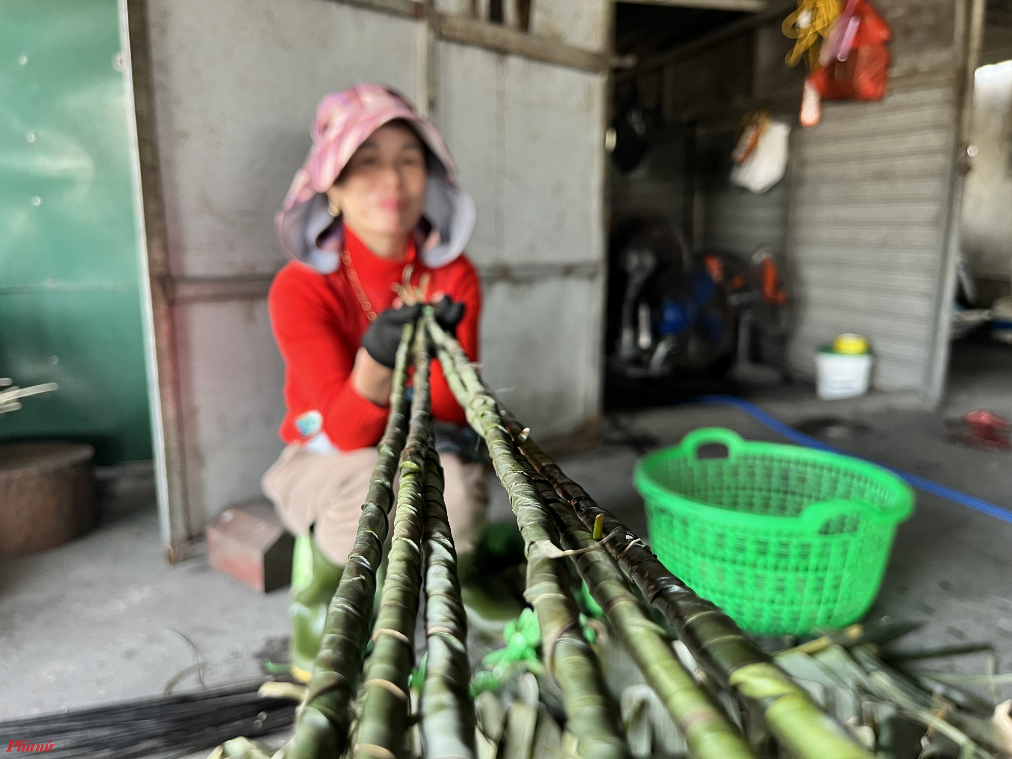 Những thanh sắt dùng để gác cá trên bếp than được quấn một lớp lá chuối để tránh cá bị dính vào sắt và làm cá dậy mùi thơm đặc trưng hơn.