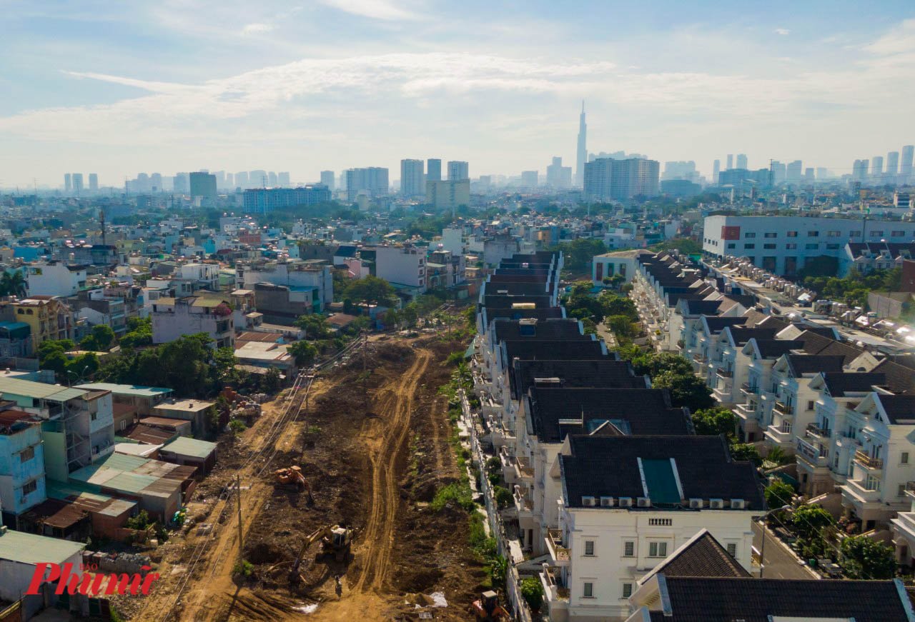 Công trường mở rộng đường đoạn qua khu dân cư Cityland Garden Hills, gần đường Lương Ngọc Quyến đang được đơn vị thi công rào chắn, san ủi.