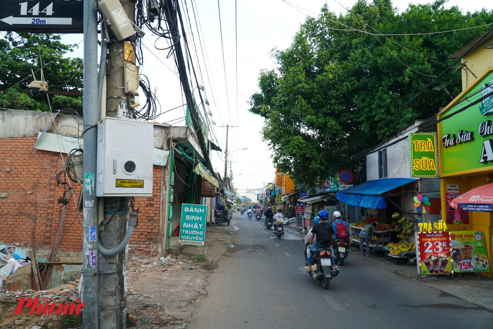 Theo đó, đường Dương Quảng Hàm (đoạn từ quận Bình Thạnh đến Công viên Văn hóa, quận Gò Vấp) có chiều dài gần 2,5 km sẽ được mở rộng, nâng cấp  rộng 32 m, quy mô 6 làn xe, vỉa hè rộng 4,5 m cùng cây xanh, chiếu sáng và hệ thống hạ tầng kỹ thuật 2 bên đường. Trong ảnh là một đoạn đường Dương Quảng Hàm có 2 làn xe, nhỏ, hẹp.