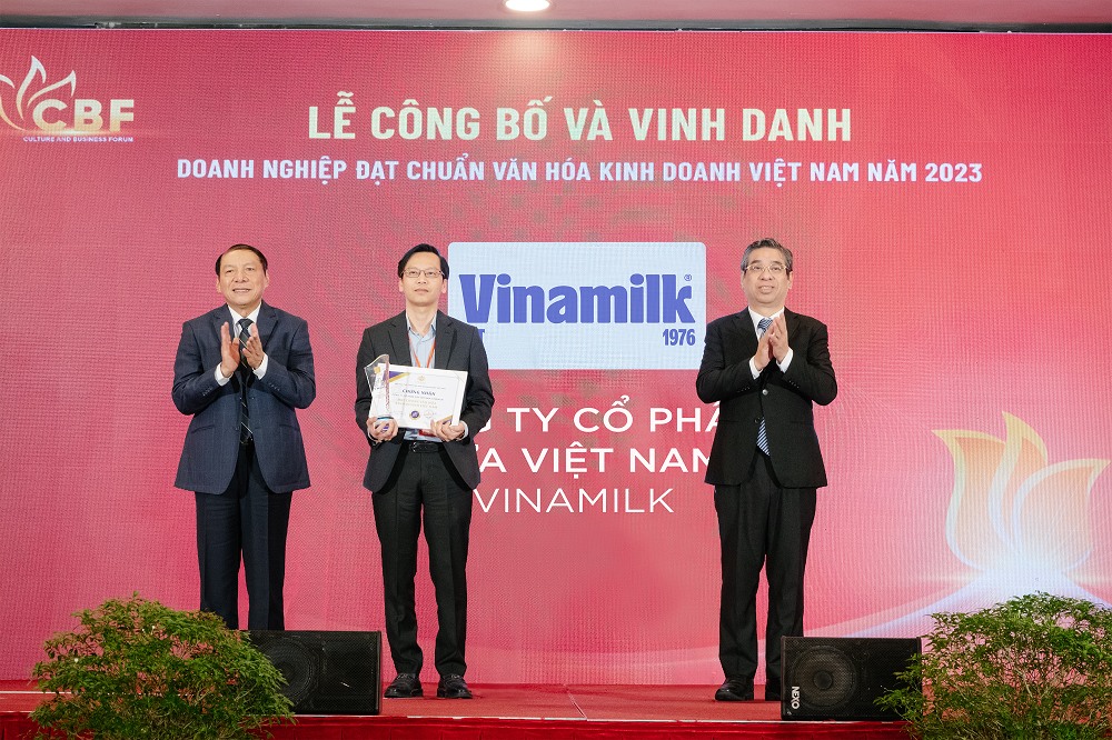 Ông Nguyễn Tường Huy - Giám đốc Nhân sự Vinamilk - nhận chứng nhận “Doanh nghiệp đạt chuẩn văn hóa kinh doanh Việt Nam năm 2023” - Ảnh: Vinamilk