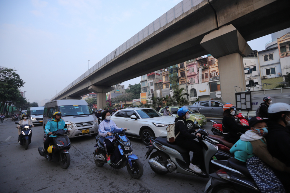 Hơn nữa, việc đốt rác thải, đốt rơm rạ, phụ phẩm nông nghiệp của người dân ngoại thành cũng khiến tình trạng ô nhiễm thêm phức tạp, khiến ô nhiễm không khí diễn biến xấu.