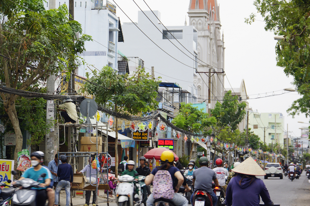 Giáo dân giăng đèn trên tuyến đường Phạm Thế Hiển khu vực xóm đạo thuộc phường 7, quận 8.