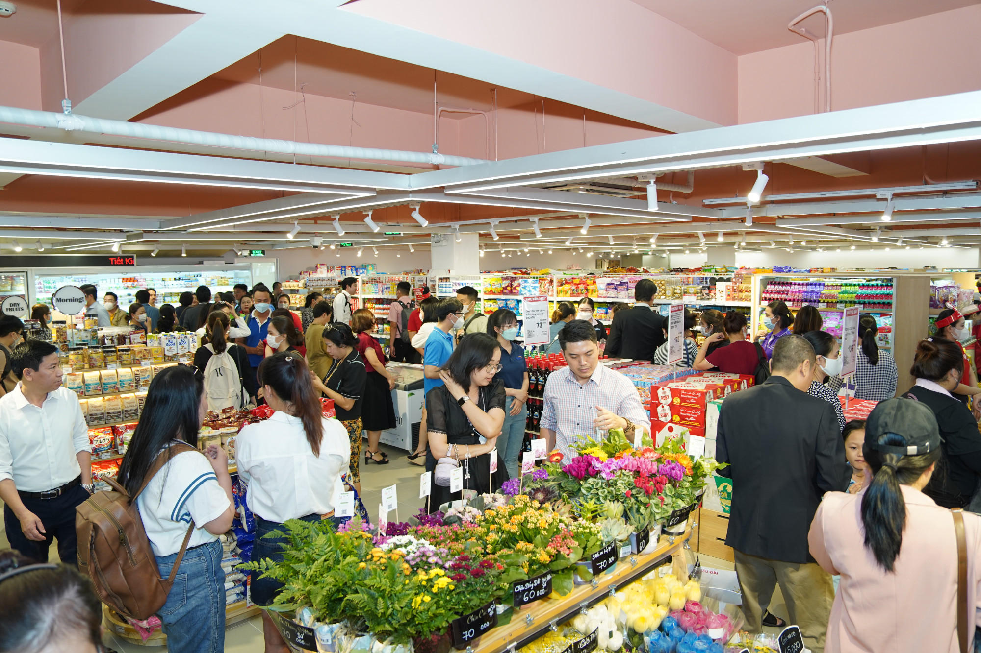 WinMart thu hút đông đảo khách hàng đến mua sắm - Ảnh: Masan Group