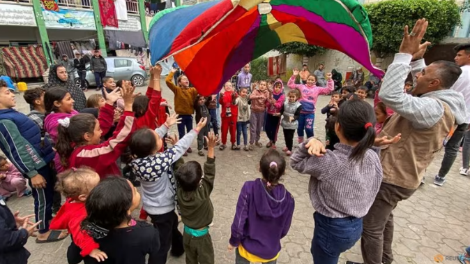 Những người Palestine phải di dời tham gia vào một hoạt động do các tình nguyện viên tổ chức để giải trí và hỗ trợ sức khỏe tinh thần của trẻ em bị ảnh hưởng bởi xung đột, trong thời gian đình chiến tạm thời giữa Hamas và Israel, ở Khan Younis, ở miền nam … xem thêm