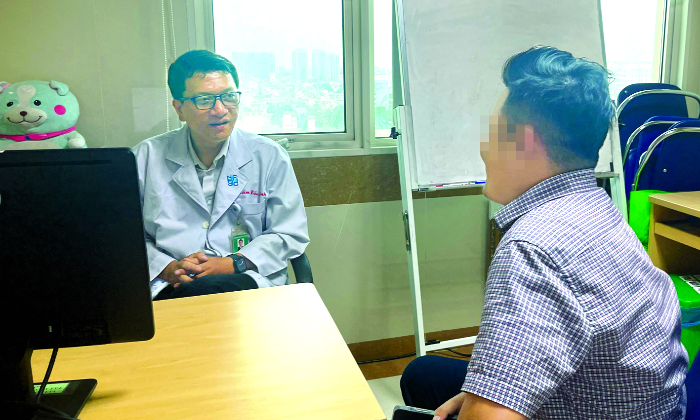 Bác sĩ  Lâm Hiếu Minh đang tư vấn tâm lý cho một trường hợp tại Phòng khám Tâm lý Bệnh viện Đại học y dược TPHCM