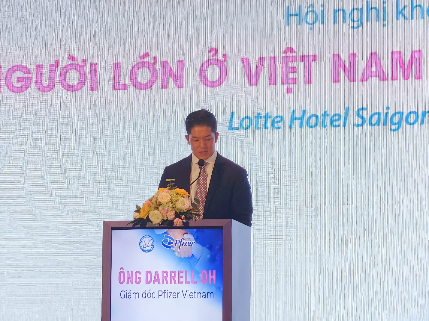 Ông Darrell Oh - Tổng giám đốc Công ty TNHH Pfizer Việt Nam - chia sẻ về những nỗ lực của Pfizer tại chuỗi hội thảo