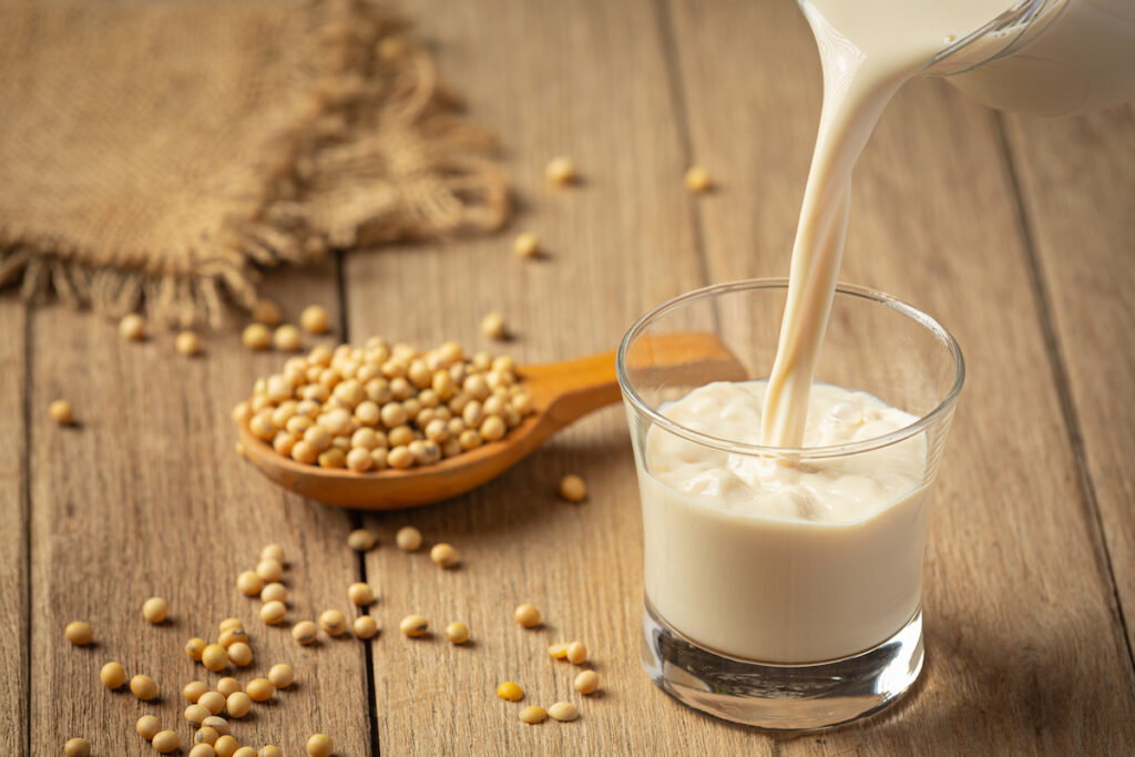 Kết thân cùng sữa đậu nành và các thực phẩm từ đậu nành khác để tận dụng tối đa lợi ích của nguồn dinh dưỡng khỏe lành -Nguồn ảnh: 1.2Taste