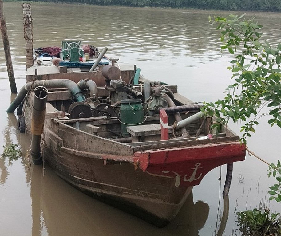 Phương tiện khai thác cát do đối tượng điều khiển được cơ quan công an tạm giữ