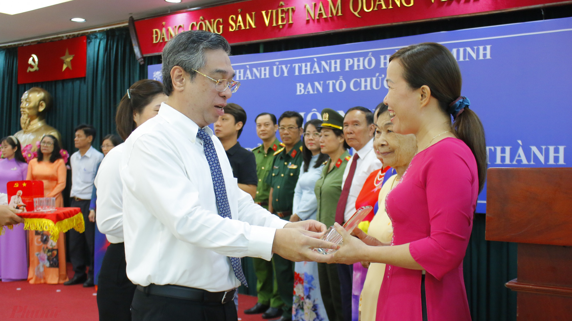 Phó Bí thư Thành Ủy TPHCM - Nguyễn Phước Lộc trao tặng biểu trưng cho các đồng chí Đảng viên tiêu biểu.