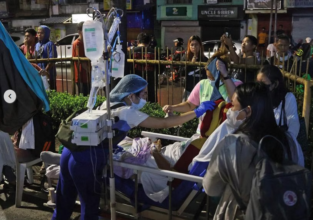 Người dân và nhân viên y tế sơ tán bệnh nhân khỏi bệnh viện ở thành phố Butuan, phía nam đảo Mindanao.