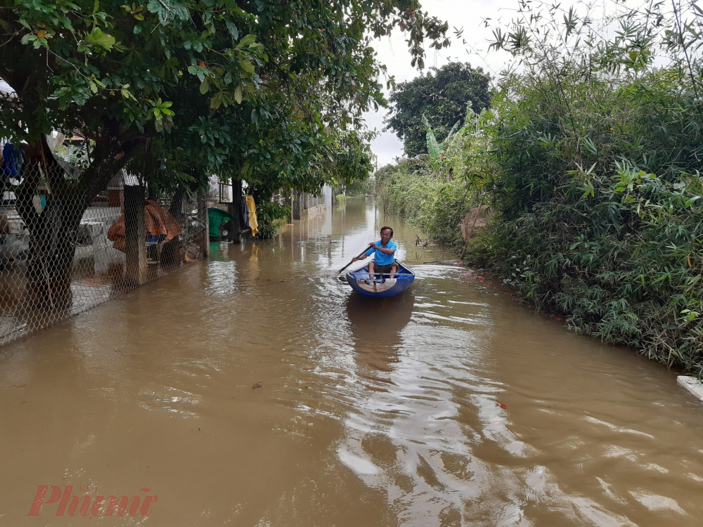 Tại tỉnh Quảng Bình từ ngày 1/12 đến 10h ngày 2/12, trên địa bàn tỉnh Quảng Bình đã có mưa vừa đến mưa to, Mực nước lúc 10h ngày 2/12 tại sông Kiến Giang 8,06m trên báo động 1 khoảng 0,06m, Lệ Thủy 1,71m trên báo động 1 khoảng 0,51m, Đồng Hới 1,14m trên báo động 1 0,14 m. Mực nước các sông còn lại đang dưới báo động I. Tính đến 10h ngày 2/12, tại huyện Bố Trạch, Quốc lộ 15 xã Hưng trạch, đường vào ngầm Bùng Km562+200 ngập 1÷1,2m, mặt ngầm ngập khoảng 0,4÷0,6m, đơn vị chức năng đã đóng chốt barie cấm người và phương tiện qua lại.