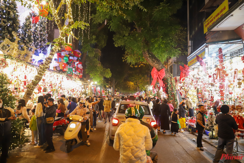 Còn 3 tuần nữa mới tới Noel nhưng không khí ngày lễ Giáng Sinh đã tràn ngập phố phường Hà Nội từ cuối tháng 11.