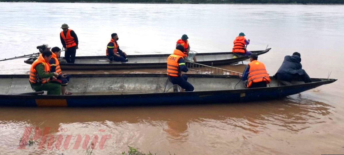 Chiều 2/12, để đảm bảo an toàn giao thông, các đơn vị chức năng ở tỉnh Quảng Bình đã đóng chốt chặn, cử người túc trực, không để người và phương tiện qua lại những khu vực ngập nước nguy hiểm. 