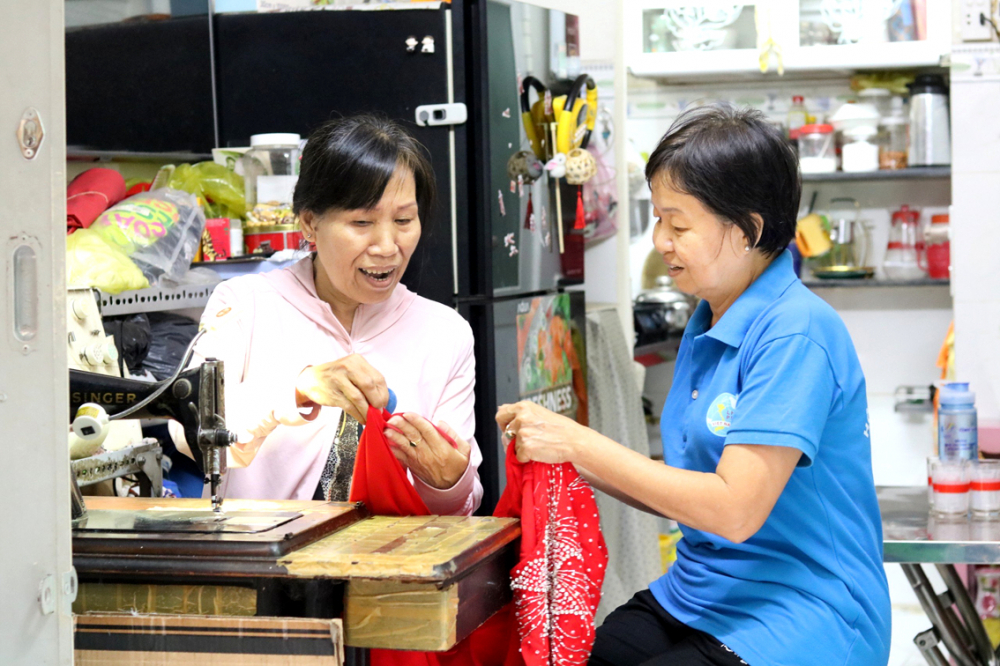 Bà Phùng Kim Phụng (phải) đã kết nối Hội LHPN phường sửa gian bếp và tặng máy vắt sổ cho bà Lạc Thị Liên