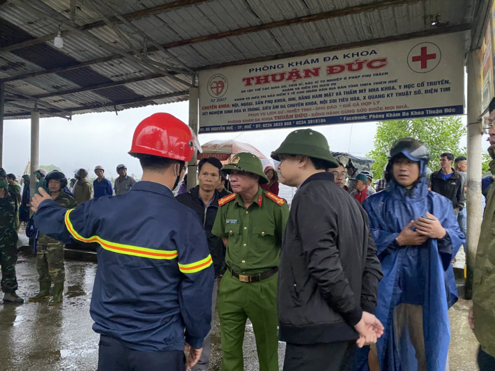 Trực tiếp chỉ đạo tại hiện trường, ông Phan Quý Phương - phó chủ tịch UBND tỉnh Thừa Thiên Huế đã tổ chức họp khẩn với huyện Nam Đông và các đơn vị, cơ quan chức năng. Phó Chủ tịch UBND tỉnh Phan Quý Phương hoan nghênh lực lượng tại chỗ và cảnh sát phòng cháy, chữa cháy đã rất nỗ lực để tiếp cận hiện trường, dập tắt đám cháy.