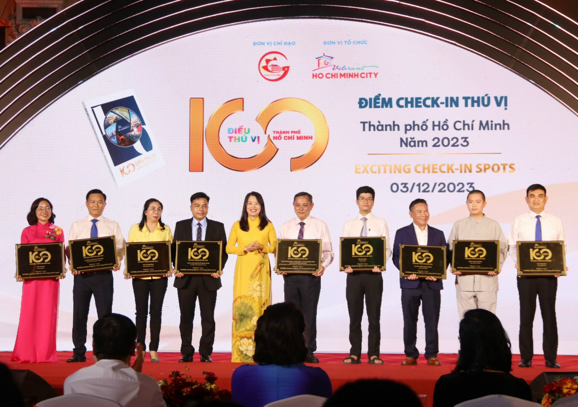 Đại diện của các đơn vị thuộc nhóm 10 điểm check-in thú vị nhận 