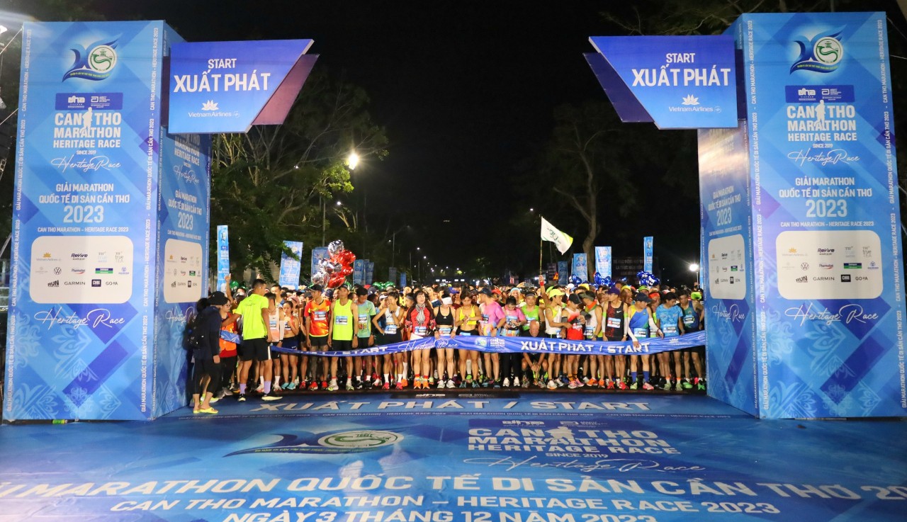 cự ly full marathon và bán marathon xuất phát vào lúc 4g sáng