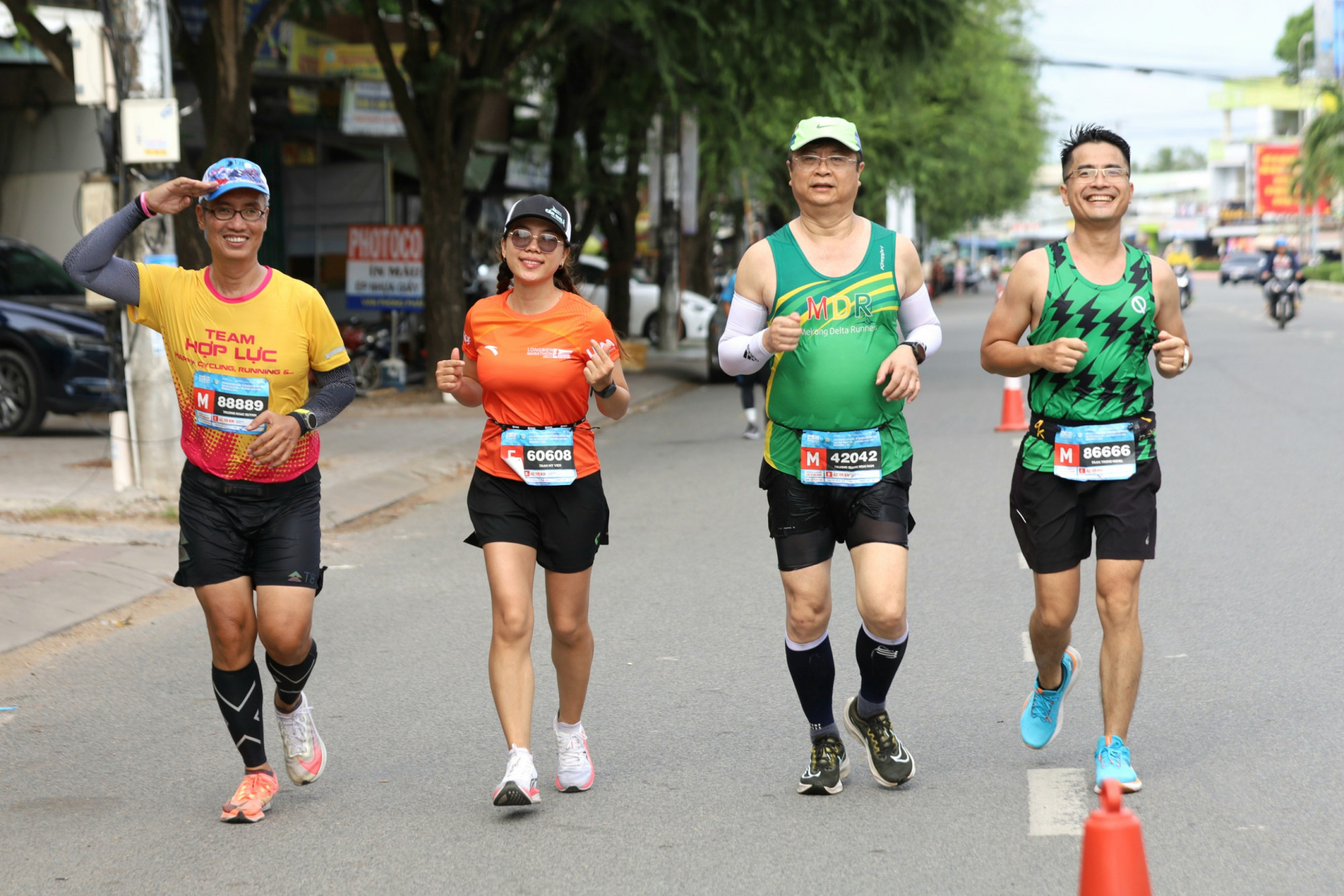 Ông Trương Quang Hoài Nam - Phó Trưởng Ban Đối ngoại Trung ương (thứ 2 từ phải vào) tham gia giải 