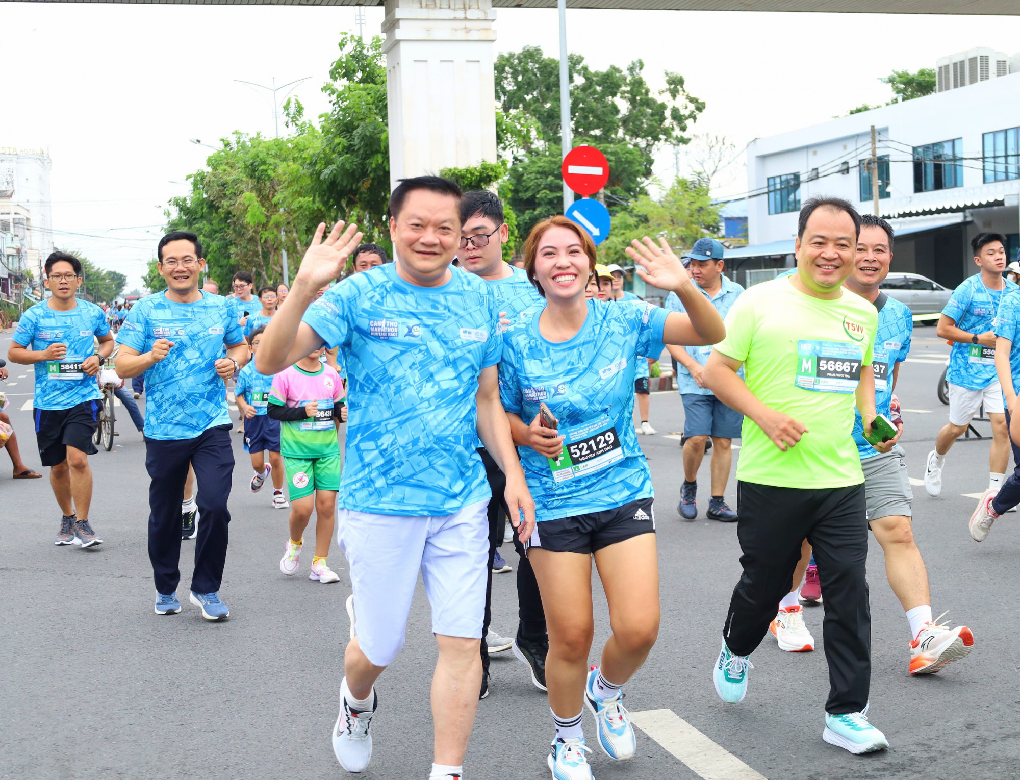 Ông Dương Tấn Hiển - Phó chủ tịch thường trực UBND TP Cần Thơ (bìa trái, hàng trên) tham gia giải