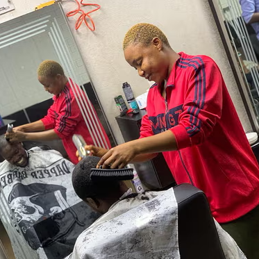 Gift Udeh đến từ bang Enugu dự định một ngày nào đó sẽ thành lập tiệm cắt tóc của riêng mình, nơi những phụ nữ khác có thể học nghề. Ảnh: Promise Ez