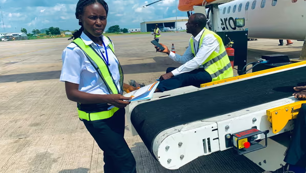  Racheal Bahago, nhân viên điều phối chuyến bay tại sân bay quốc tế Nnamdi Azikiwe ở Abuja. Ảnh: Promise Eze