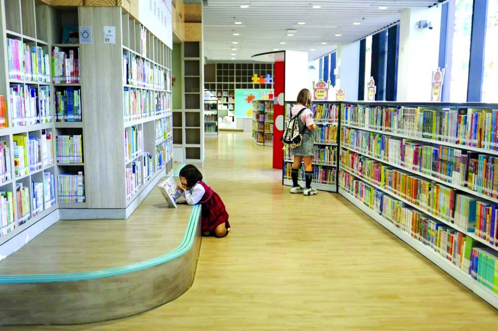 Nội thất của Thư viện công cộng Sham Shui Po. Ngoài sách, nơi đây còn có thư viện đa phương tiện, trung tâm máy tính và các quầy tự phục vụ - Nguồn ảnh: Edmond So/SCMP
