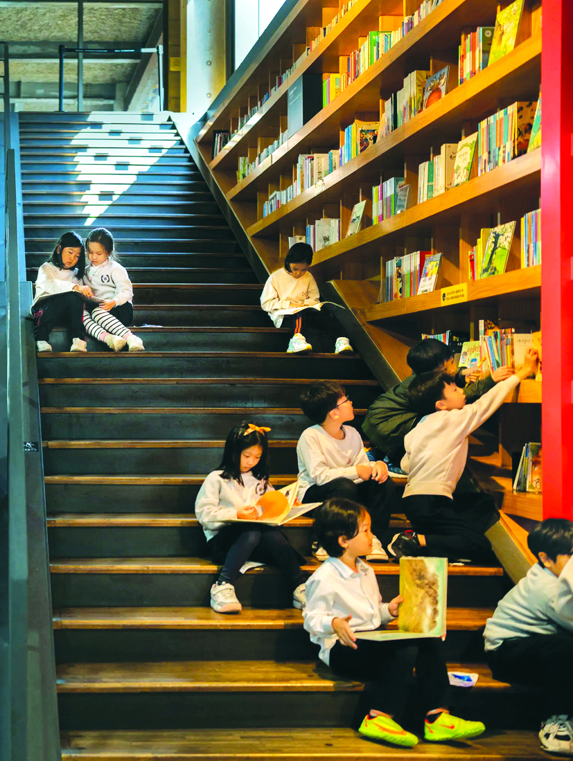 Học sinh tiểu học đọc sách tại thành phố sách Paju - Nguồn ảnh: Chang W. Lee/The New York Times