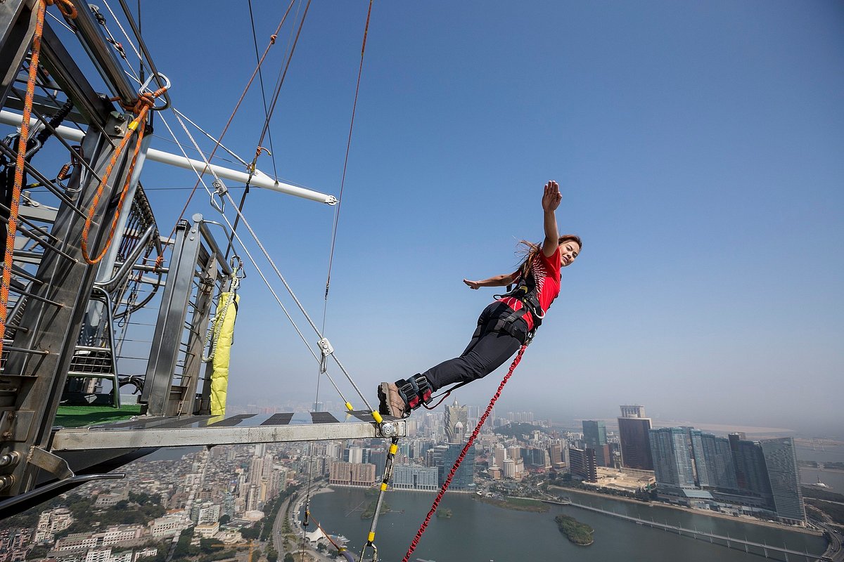 Cú nhảy từ độ cao 232m của tháp Ma Cao ở thành phố Ma Cao, Trung Quốc là  trò chơi bungee cao nhất thế giới av2 thu hút nhiều người mê mạo hiểm