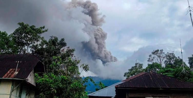 Núi lửa Marapi phun ra tro núi lửa nhìn từ Nagari Sungai Pua, ở Agam, tỉnh Tây Sumatra, Indonesia, vào ngày 3/12. ẢNH: REUTERS