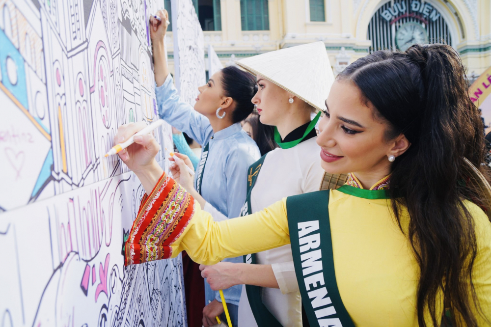 Các Miss Earth của các nước thực hiện tô tranh các điểm đến, di tích tại