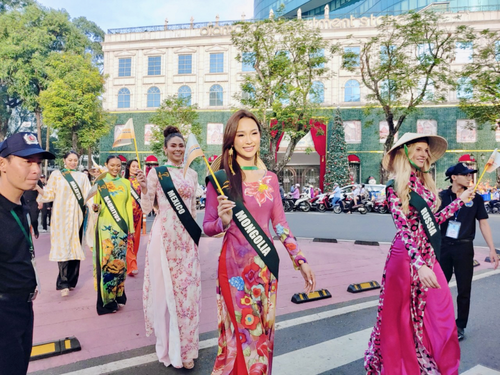 Dàn thí sinh Miss Earth diễu hành tại các điểm tham quan để quảng bá hình ảnh du lịch TPHCM.