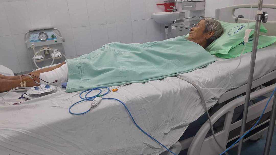 Ông Phan Nguyễn Nhí bị cắn đứt động mạch đùi phải chuyển ra Bệnh viện Đa khoa Đà Nẵng cấp cứu, điều trị.