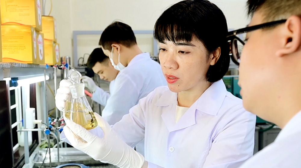 Phó giáo sư, tiến sĩ Nguyễn Thị Ái Nhung làm việc cùng đồng nghiệp trong phòng thí nghiệm - ẢNH: L.O. 