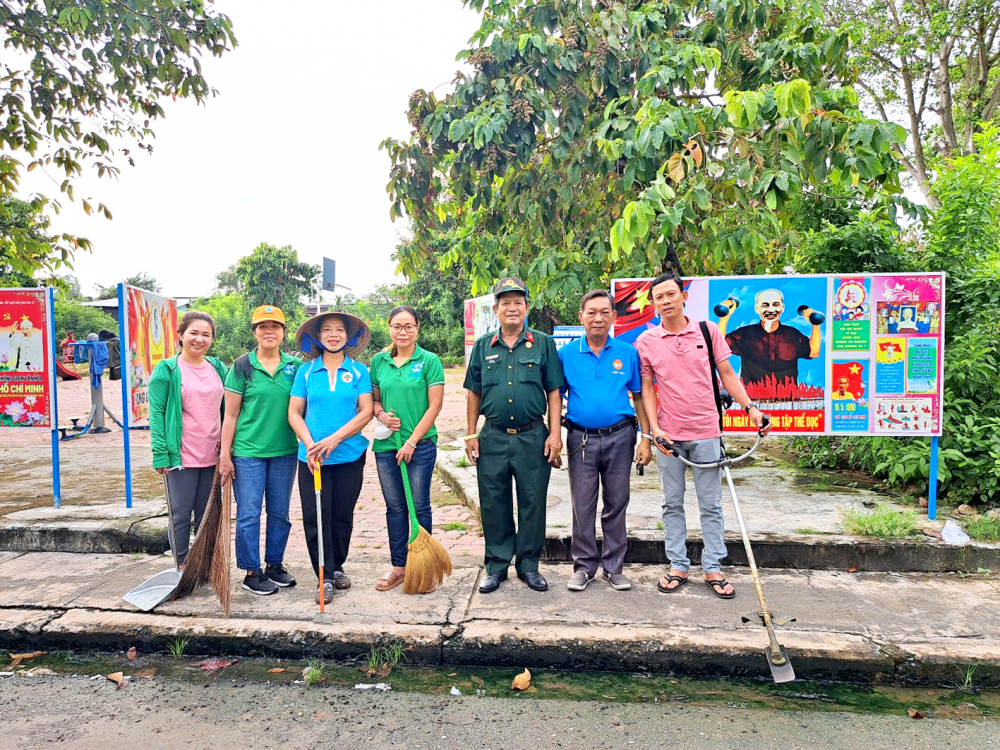 Bà Lê Thị Tuyết (thứ ba từ trái sang) luôn lấy việc mình làm để gieo niềm tin yêu Đảng nơi thế hệ trẻ