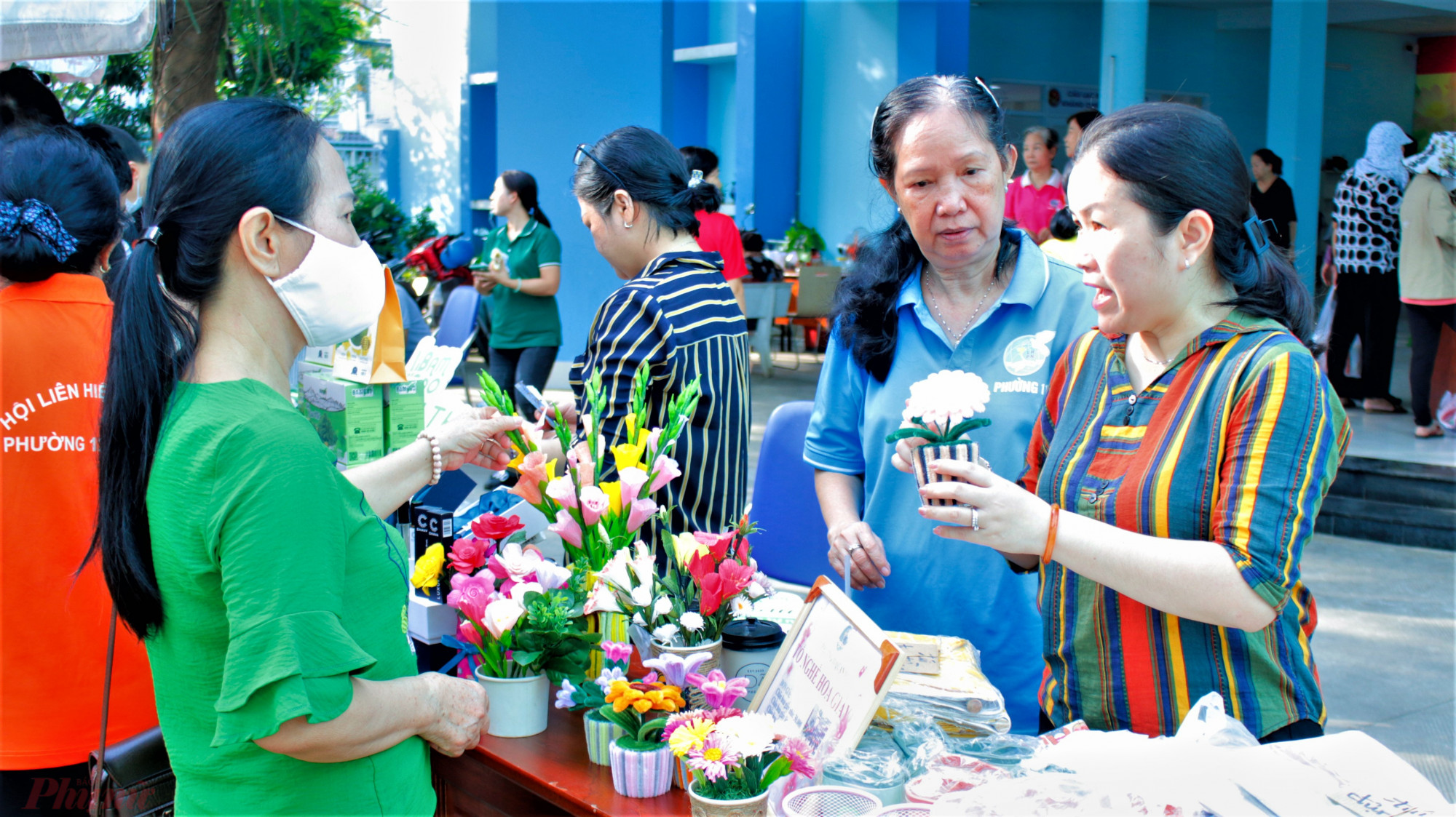  “Tổ nghề hoa giấy của chị em phụ nữ khu phố chúng tôi khởi nghiệp cũng được 3 năm nay, chuyên sản xuất các sản phẩm thủ công như chậu hoa giấy, hoa kẽm nhung trang trí. Số tiền bán được chúng tôi đêm gây quỹ chăm lo cho người dân khu phố, chi phí cho các cuộc hội họp. Mong rằng ngày hôm nay sẽ kết nối được nhiều chị em cùng tham gia phát triển tổ nghề, phát triển cuộc sống gia đình và xã hội”- bà Nguyễn Thị Mỹ Xuân, chi hội trưởng khu phố 2, phường 11, quận 10 chia sẻ.