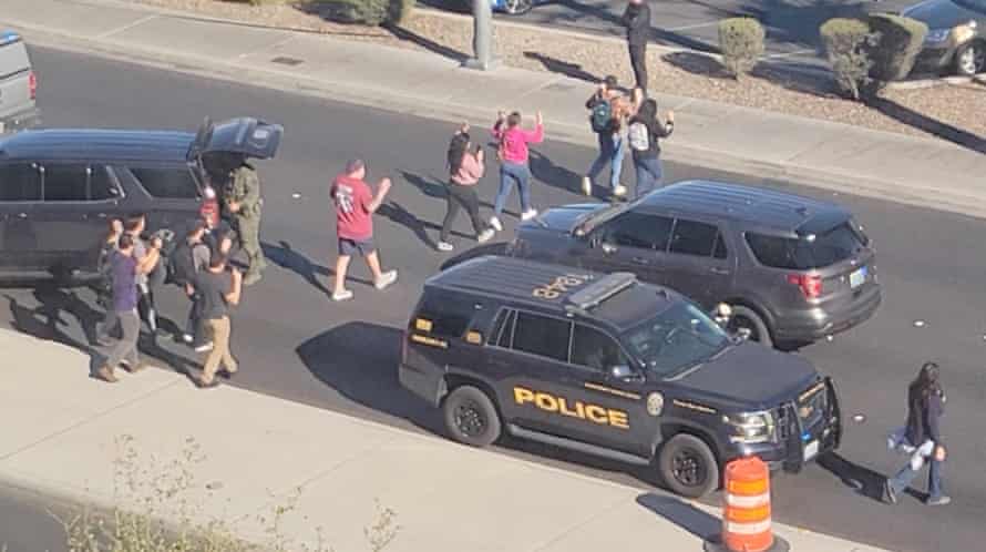 Mọi người giơ tay rời khỏi khuôn viên trường, sau khi có báo cáo về vụ nổ súng tại khuôn viên Đại học Nevada Las Vegas. 