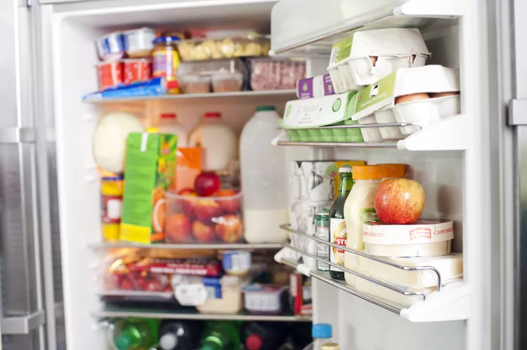 Tủ lạnh Tủ lạnh  Sean Malyon / Thư viện ảnh / Getty Images Chúng ta đã thảo luận về những gì có thể ẩn nấp trên tay cầm và bàn di chuột của tủ lạnh, nhưng ngay cả khi nhiệt độ lạnh, một số vi khuẩn khá có hại vẫn có thể phát triển bên trong tủ lạnh của bạn. 4  Hầu hết các loại trái cây và rau quả sẽ tươi lâu hơn nếu không được rửa sạch trước khi bảo quản. Trong trường hợp này, tốt hơn hết bạn nên bảo quản chúng chưa rửa để tránh bị hư hỏng nhanh chóng, nhưng điều quan trọng là phải rửa ngăn kéo thường xuyên để tránh ô nhiễm sau này vì cặn thức ăn hoặc vi khuẩn có thể bị sót lại. 5  Điều tương tự cũng xảy ra với thịt sống bảo quản trong tủ lạnh. Rò rỉ bao bì và chất lỏng tích tụ trong các ngăn kéo và dọc theo các cạnh của kệ. Ngay cả những sản phẩm đóng gói như sữa hoặc hộp bơ cũng đã được xử lý và bảo quản nhiều lần trước khi đưa vào tủ lạnh của bạn.  Để loại bỏ bất kỳ loại vi khuẩn nào cũng như nấm men và nấm mốc có thể phát triển ở đó, hãy tháo các ngăn kéo hoặc kệ tủ lạnh—nếu có thể—hàng tháng và rửa bề mặt bằng chất tẩy rửa nhẹ và nước nóng hoặc ấm. Lau khô bằng vải sạch hoặc khăn giấy.  Giữa các lần làm sạch kỹ lưỡng, hãy lau sạch mọi vết tràn và lau nhanh các bề mặt bên trong bằng khăn lau khử trùng.  Ngoài ra, hãy thực hiện thêm một số bước như lau bụi phía trên thiết bị cũng như hút bụi phía sau và bên dưới. Tháo nắp thông hơi để hút bụi các cuộn dây. Bụi bám trên các cuộn dây khiến tủ lạnh phải làm việc nhiều hơn để giữ mát, sử dụng nhiều năng lượng hơn và các mảnh vụn thức ăn ẩn bên dưới là nam châm thu hút côn trùng.