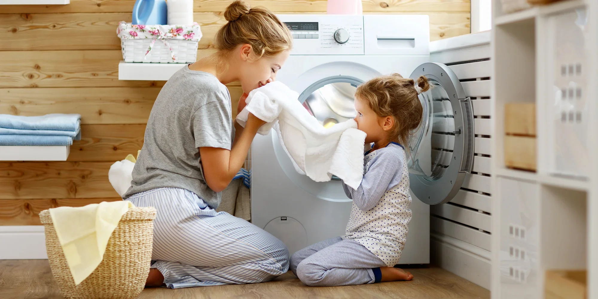 Phân chia trách nhiệm giặt ủi Dạy trẻ mang đồ giặt vào máy giặt Cây vân sam / Leticia Almeida Cả bạn và gia đình bạn sẽ được hưởng lợi từ việc biết cách giặt giũ đúng cách. Thời điểm tốt nhất để bắt đầu dạy học là khi trẻ mới biết đi và muốn làm mọi việc bạn đang làm. Trẻ mới biết đi có thể mang quần áo đến phòng giặt và thậm chí có thể bắt đầu phân loại quần áo theo màu sắc. Khi trẻ học tiểu học, chúng có thể học cách sử dụng máy giặt và máy sấy. Hãy nhớ rằng, họ có thể sử dụng mọi mặt hàng điện tử khác trên thị trường. Bắt đầu với những món đồ cơ bản như khăn trải giường và khăn tắm, sau đó chuyển sang những món đồ khó hơn như các loại vải khác nhau và tẩy vết bẩn. Mọi thanh thiếu niên nên biết cách giặt giũ và đó là kỹ năng các em sẽ cần ở trường đại học hoặc khi tự mình ra ngoài.