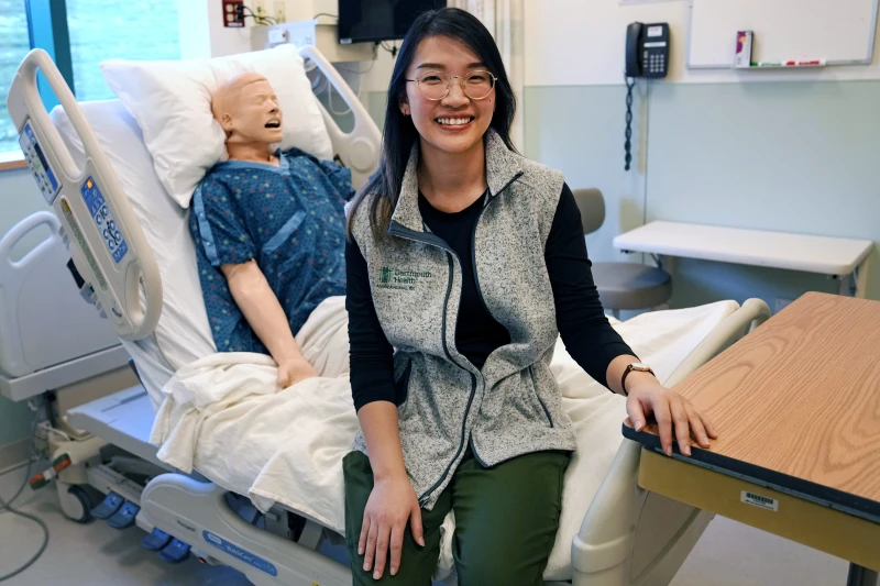 N.H. Hoàng (23 tuổi) bắt đầu cảm thấy chóng mặt, buồn nôn trong buổi tập huấn tim mạch gần đây tại bệnh viện. May mắn, cô được người hướng dẫn và các đồng nghiệp cấp cứu ngay lập tức để qua cơn nguy kịch