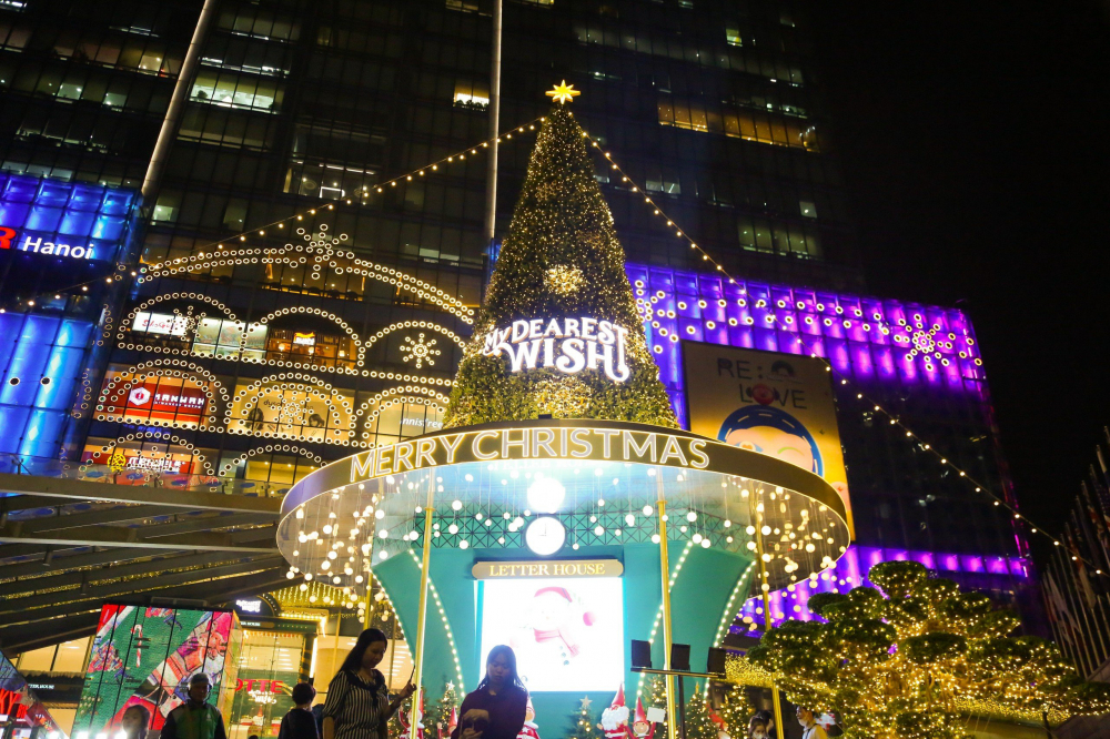 Cây thông Noel trước Lotte Center trên phố Liễu Giai cao ngang đến tầng 3 của toà nhà với cách trang trí khác lạ hơn mọi năm.