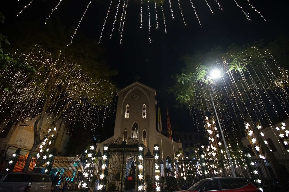 Không quá hoành tráng vào trang trí cây thông Noel, nhà thờ giáo xứ Hàm Long được nhiều người Hà Nội yêu thích bởi trang trí ánh sáng bằng đèn dây rực rỡ xung quanh không gian Nhà Thờ.