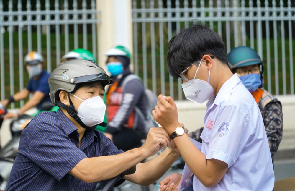 Chuyên gia tâm lý mách nước: phụ huynh cần tận dụng 3 phút lúc mới đón con đi học về, khi đó con sẽ kể ngay những thông tin nhớ được - ẢNH: TAM NGUYÊN