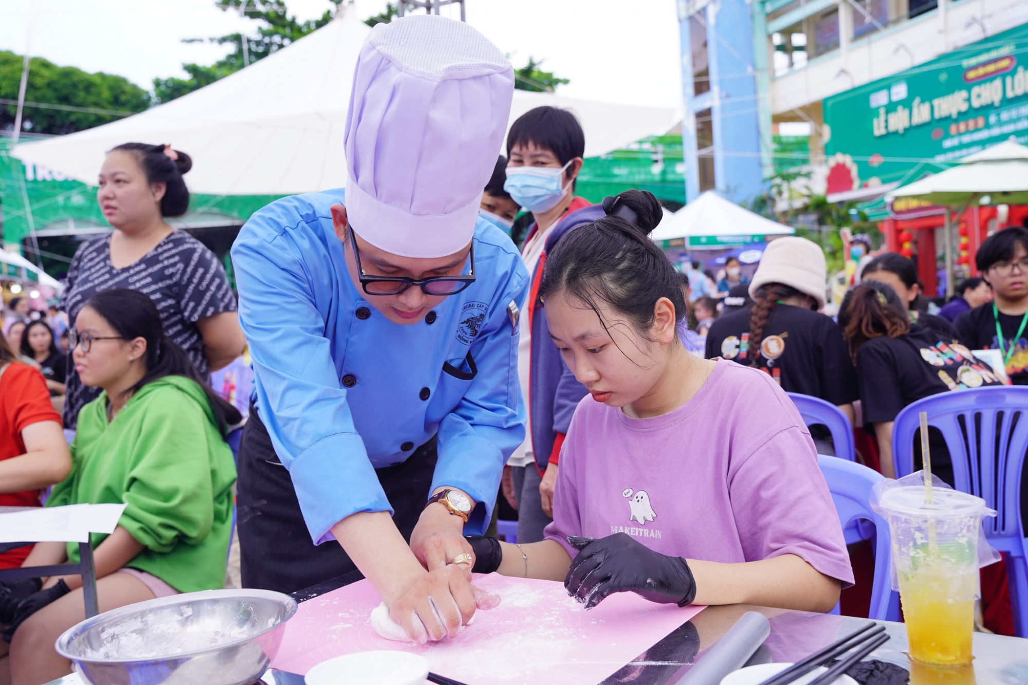 Triển lãm nghề thủ công, văn hoá Chợ Lớn  Thời gian: 4-10/12  Địa điểm: Trung tâm văn hoá quận 5  Tại đây có không gian trải nghiệm tour thực tế ảo (VR) về các điểm du lịch trên địa bàn, khu ẩm thực và triển lãm những nghề thủ công của văn hoá Chợ Lớn. Triển lãm trưng bày tranh kính, tranh giấy dán, mặt nạ, thư pháp, nghệ thuật múa Lân Sư Rồng. Ngoài ra còn có gian sản phẩm, quà tặng, khu vực giao lưu với nghệ nhân.