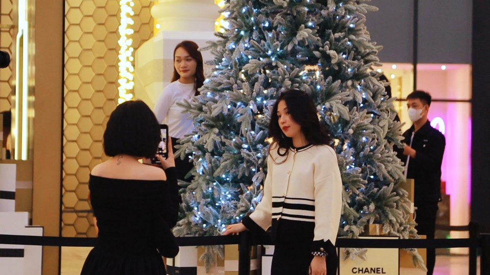 Các bạn trẻ thích thú check in với cây thông Noel khổng lồ tại Hà Nội.