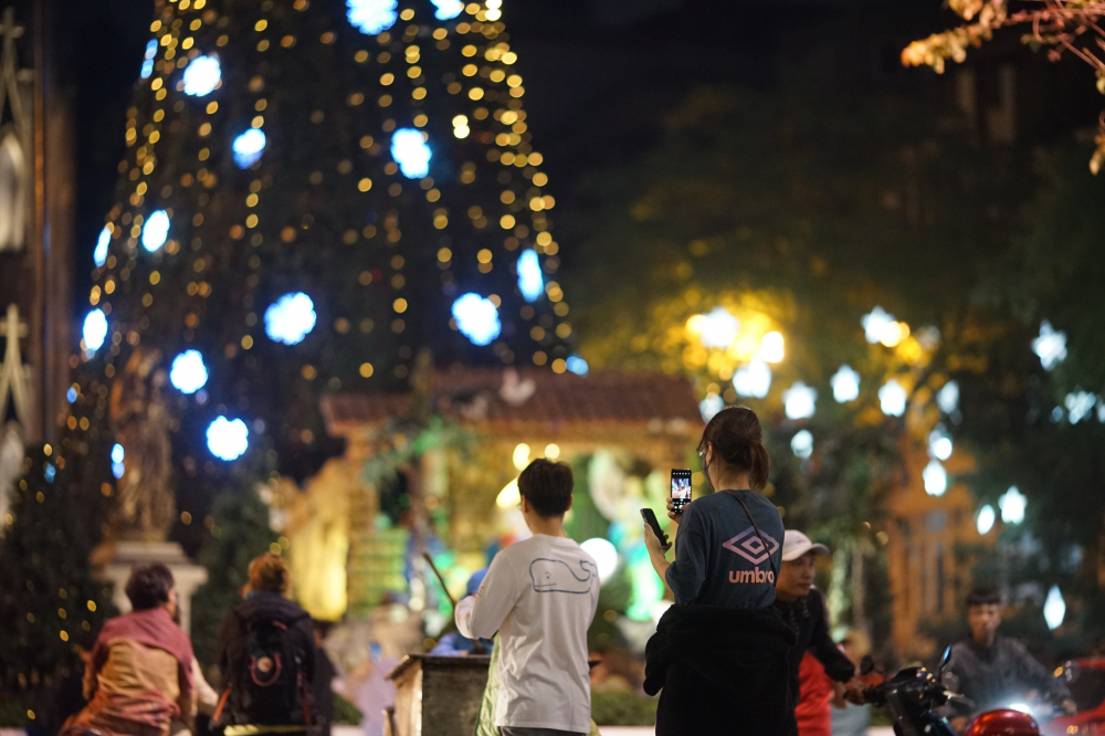 Cây thông Noel ở trước quảng trường Nhà thờ Lớn Hà Nội.được nhiều người yêu thích bởi kích thước khổng lồ cao ngang với độ cao của Nhà Thờ, rực rỡ với đủ loại đèn và màu sắc.