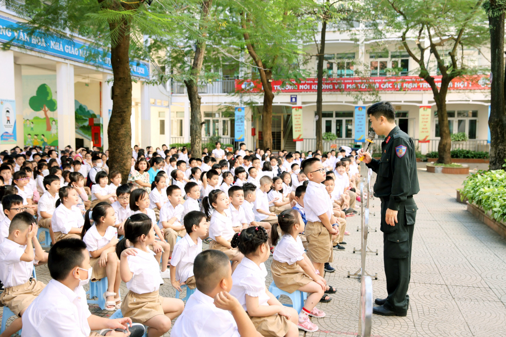 Chiến sĩ Trung đoàn Cảnh sát Cơ động, Công an TP Hà Nội tuyên truyền về phòng, chống bạo lực học đường, xâm hại trẻ em tại Trường tiểu học Phương Liệt (quận Thanh Xuân, Hà Nội) - Nguồn ảnh: Tổ Quốc